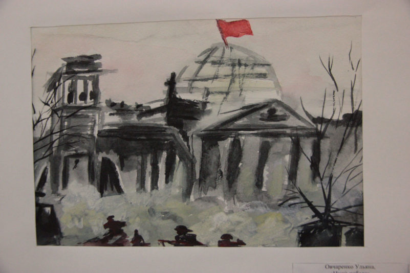 Школьники со всей России представили более 300 рисунков в Музее Победы