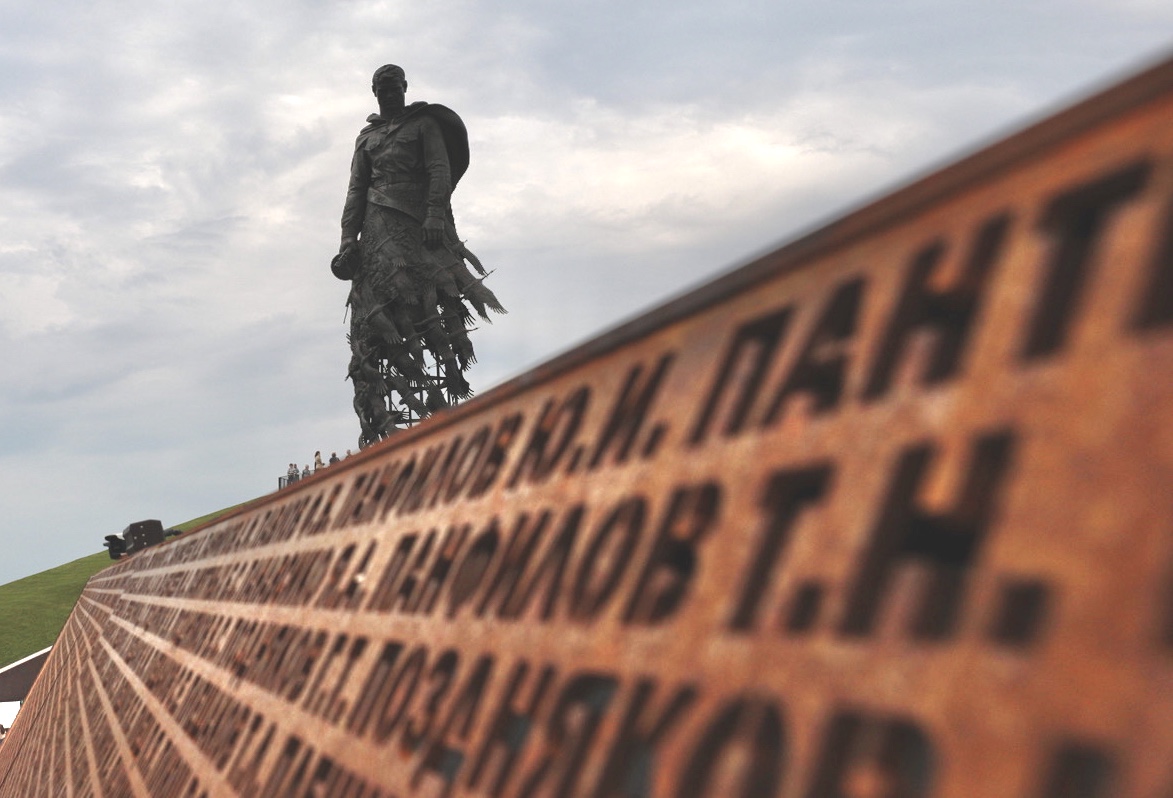 Десятки тысяч человек посетили мемориал Советскому солдату