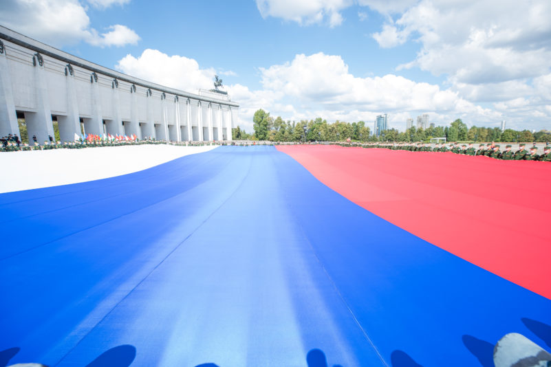 Сотни россиян развернули флаг у музея