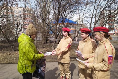 Юнармейцы раздали «космические» открытки