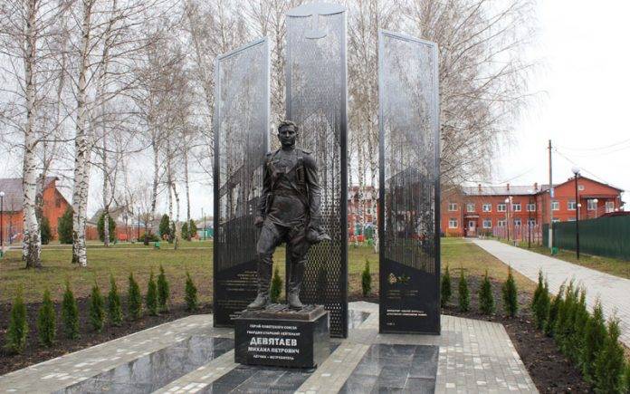 Памятник летчику Девятаеву поставили на его родине