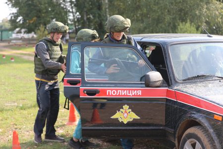 Юнармейцы взяли пример с военных полицейских