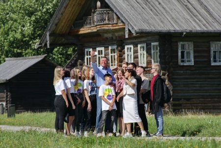 Губернатор отвез лучших школьников в деревню