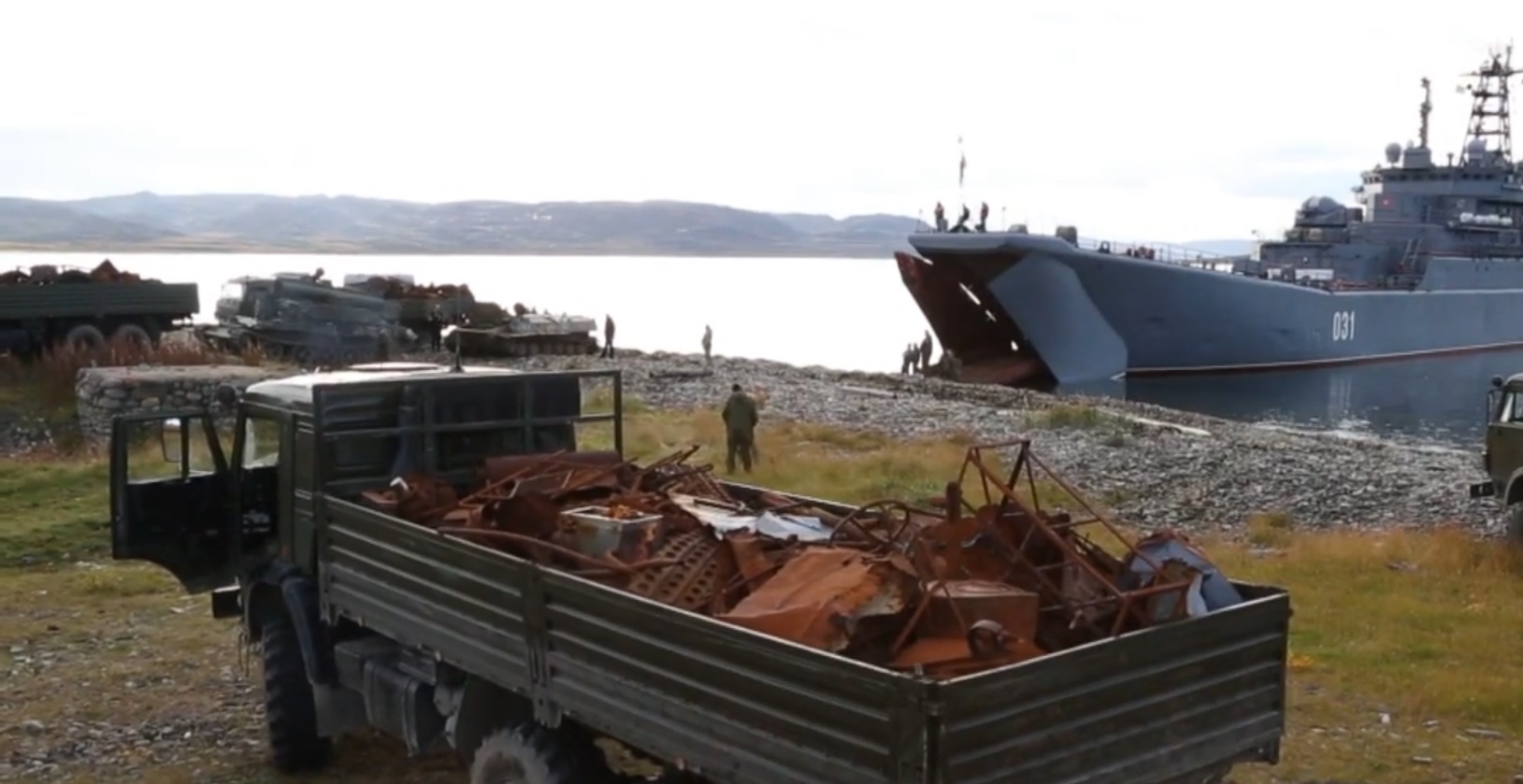 Военные убрали мусор в Арктике