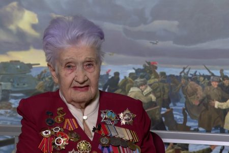 Участница Курской битвы принимает поздравления