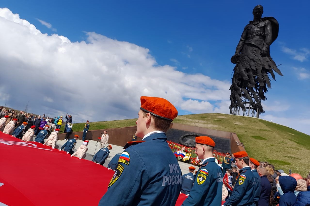 У Ржевского солдата развернули гигантское знамя