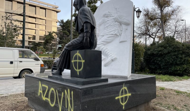 Советские памятники атаковали