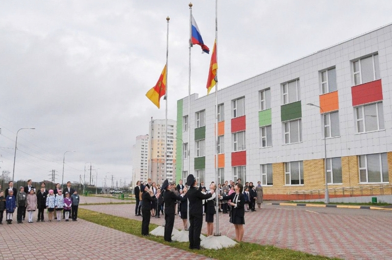 Россияне одобрили поднятие флага в школах