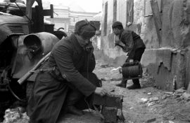 Советские связисты в боях с противником