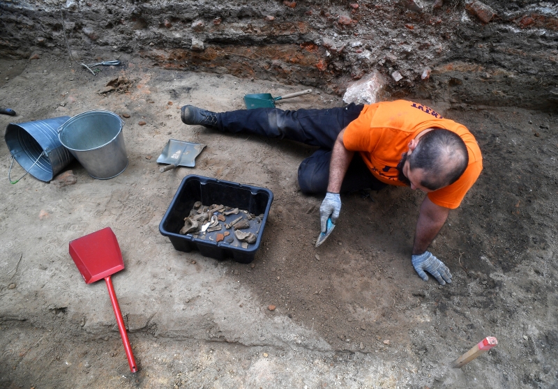 Археологи откопали древние украшения