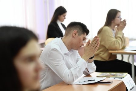 Выпускники показали язык