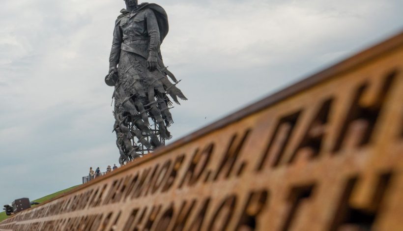 Ржевский мемориал отметит День российского флага