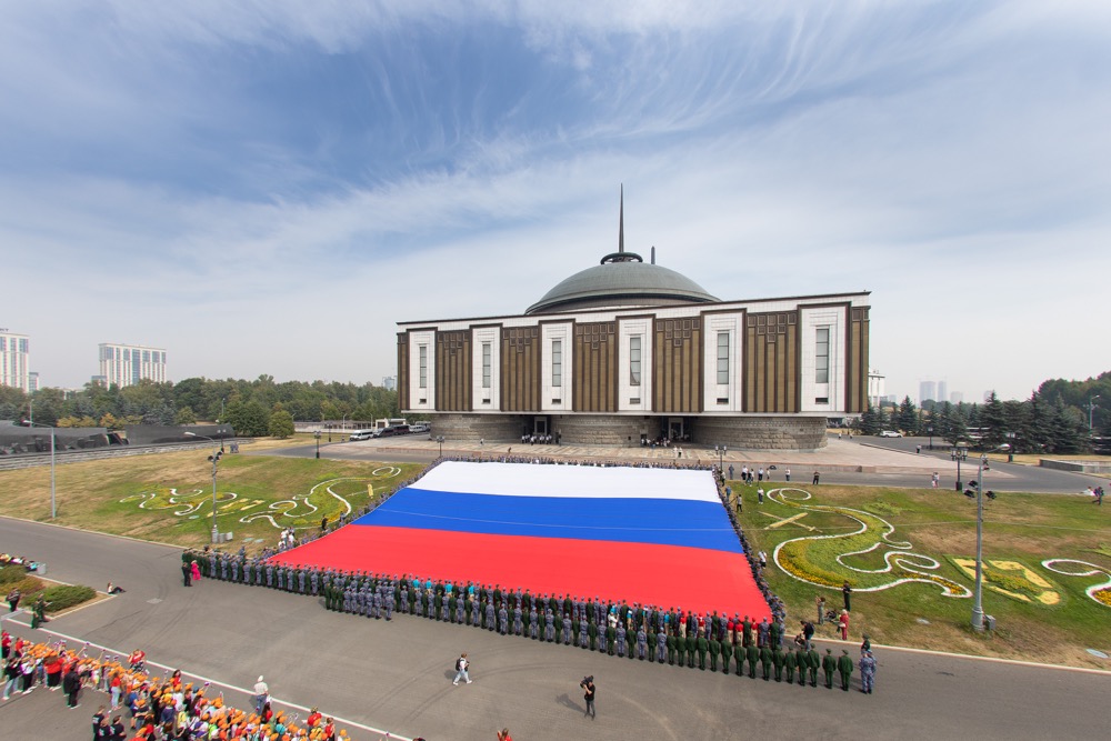 Тысяча россиян развернули триколор у музея