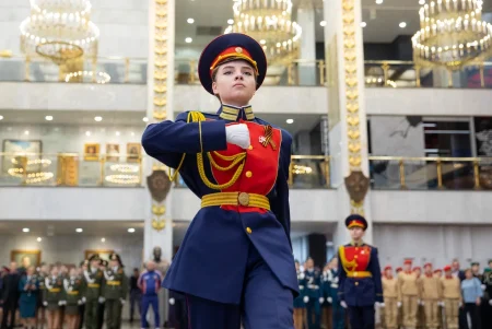 Школьники промаршировали в стенах музея