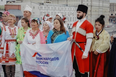 Народы России провели флешмоб к юбилею Путина