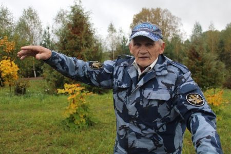 Пенсионер своими руками возводит мемориал блокадникам