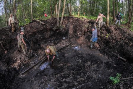 Память авиаторов увековечили в Архангельской области