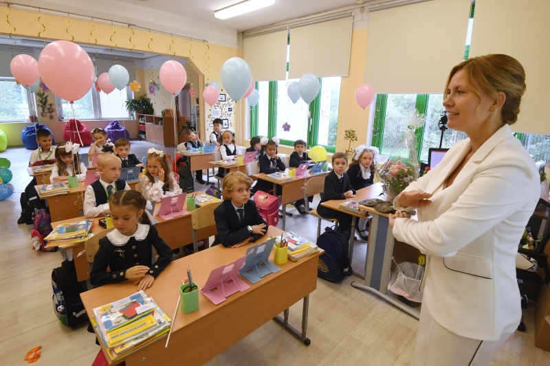 Любимова поздравила учителей с праздником