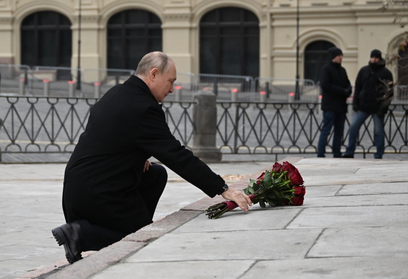 Путин почтил память народных героев ополчения