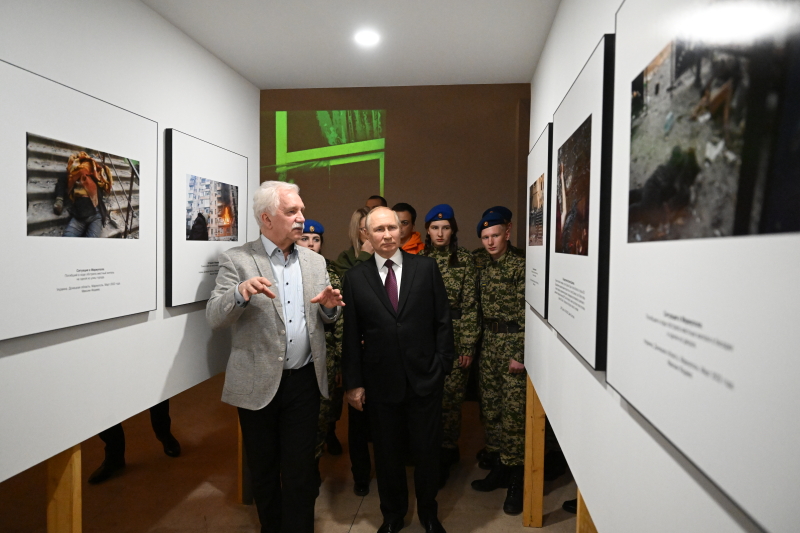 Глава государства посетил экспозицию об Украине