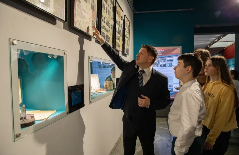 Два лучших школьных музея представили совместную выставку
