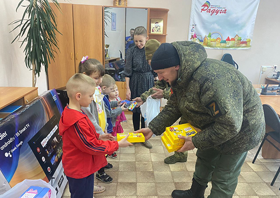 Военнослужащие сделали подарки детям