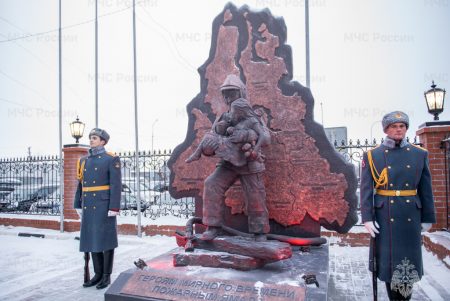 Пожарным Ямала посвятили памятник