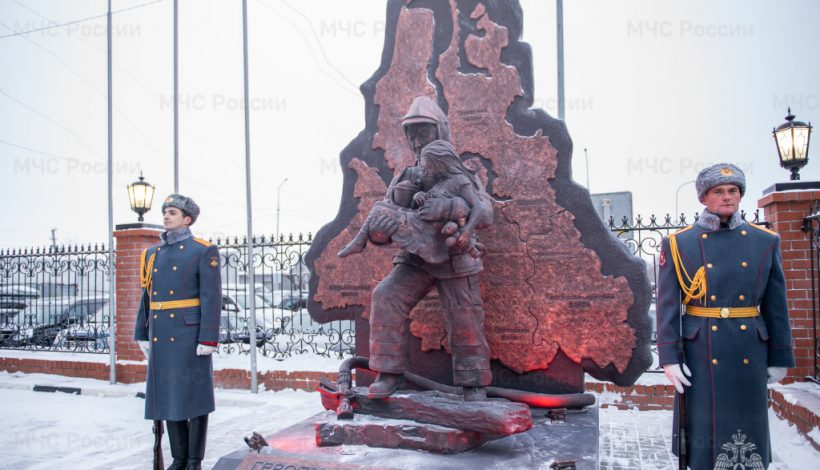 Пожарным Ямала посвятили памятник