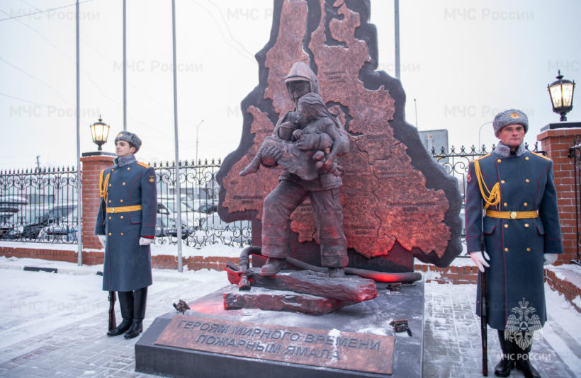 Пожарным Ямала посвятили памятник
