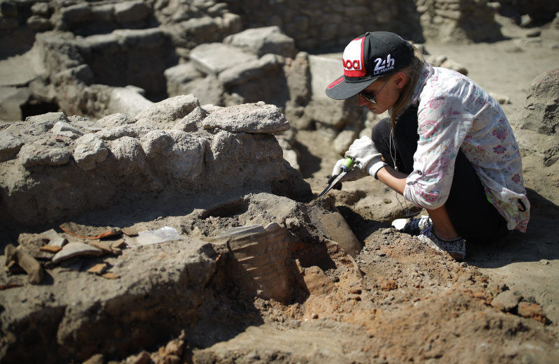 Археологи раскопали скифские захоронения с артефактами