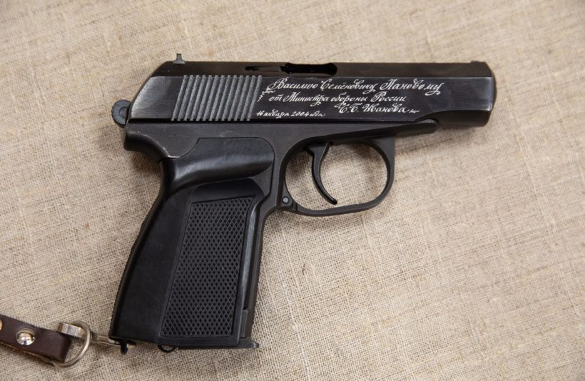 Музей получил в дар наградной пистолет народного артиста