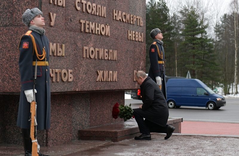 Владимир Путин возложил цветы к «Рубежному камню»