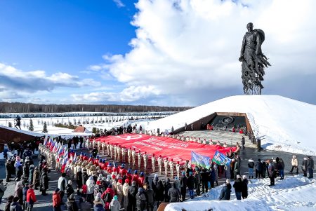 На территории филиала развернули копию Знамени Победы