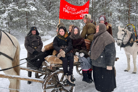 Реконструкторы воссоздали партизанский обоз