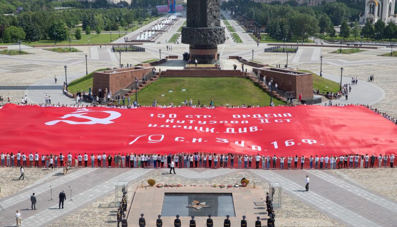 Масштабную копию Знамени Победы развернут в филиале Музея