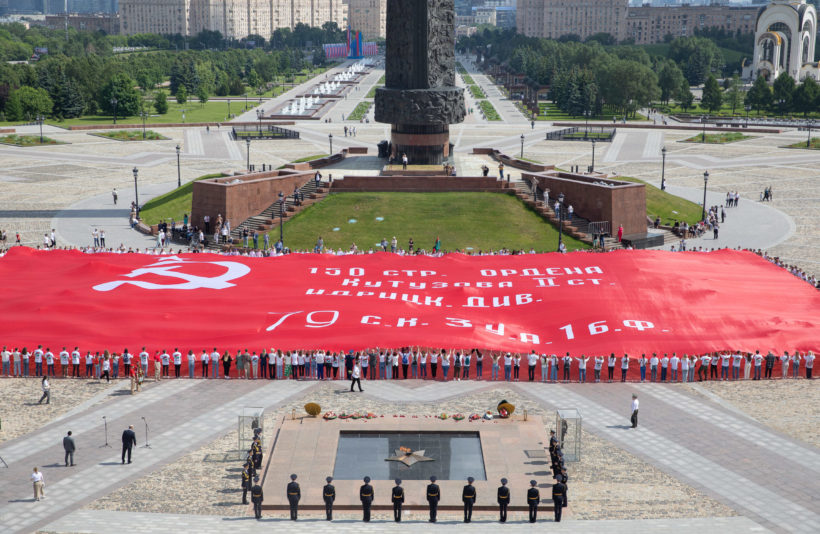 Масштабную копию Знамени Победы развернут в филиале Музея