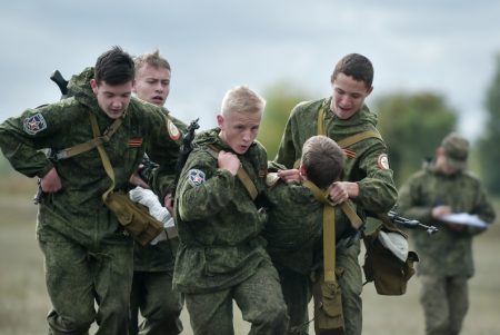 Школьники Запорожья показали военно-спортивные навыки