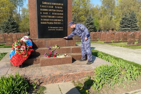 Росгвардейцы приводят в порядок воинские мемориалы