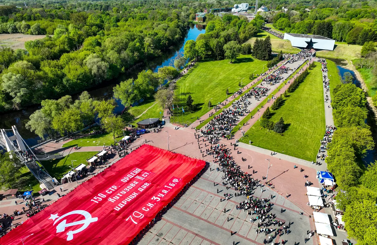 Самую большую копию знамени развернули в Белоруссии