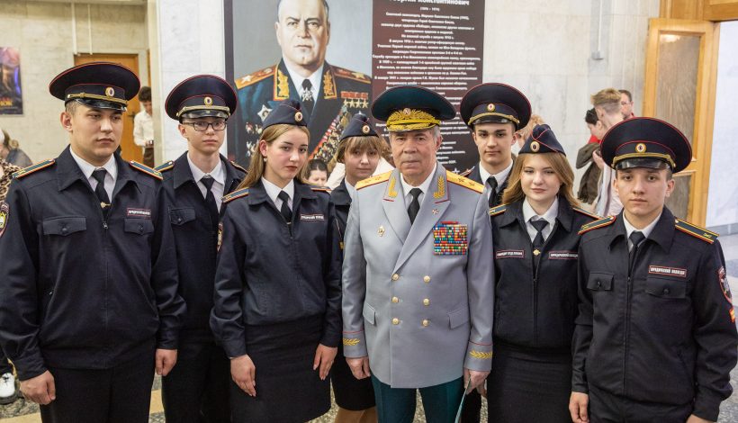 Школьники и студенты намерены брать пример с героев