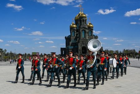 Военные оркестры открыли парковый сезон