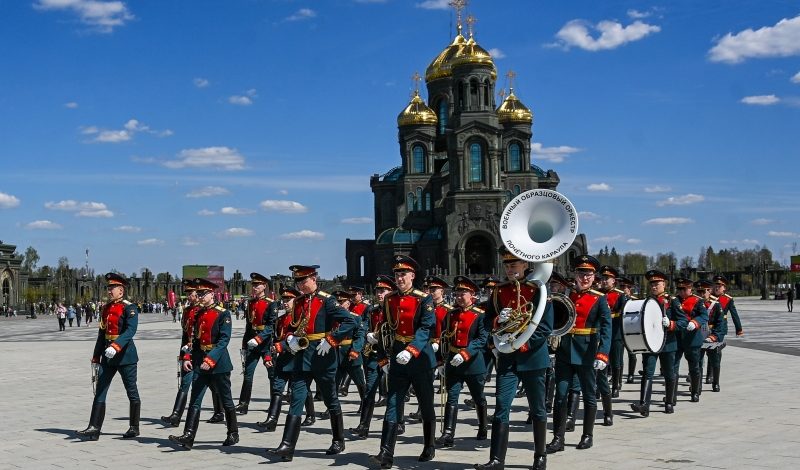 Военные оркестры открыли парковый сезон