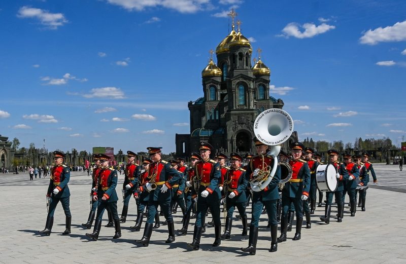 Военные оркестры открыли парковый сезон