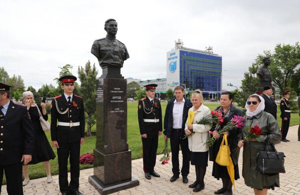 В Чечне открыли памятники защитникам Отечества