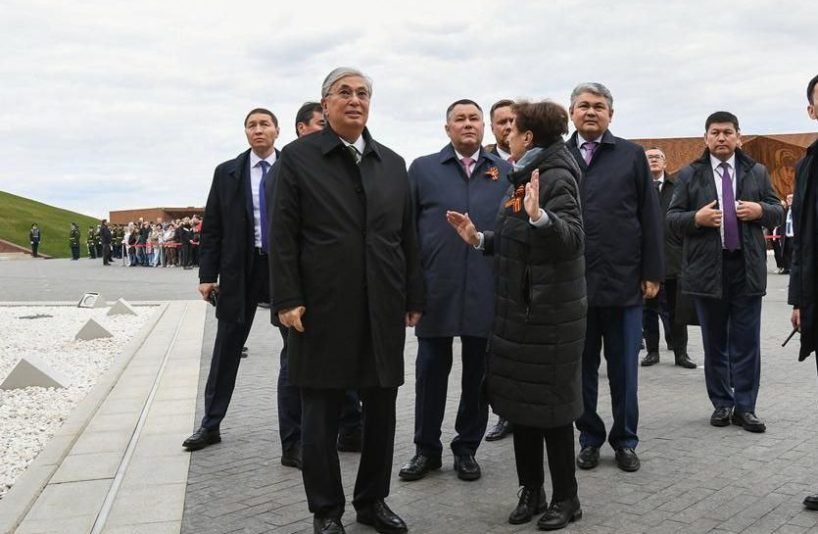 Президент Казахстана посетил Ржевский мемориал