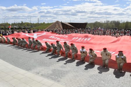 У Ржевского мемориала развернули копию Знамени Победы