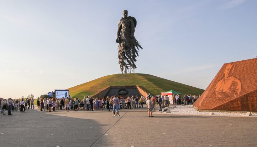 Известные артисты посвятили концерт защитникам