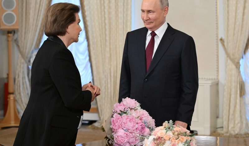 Путин вручил первый орден Гагарина