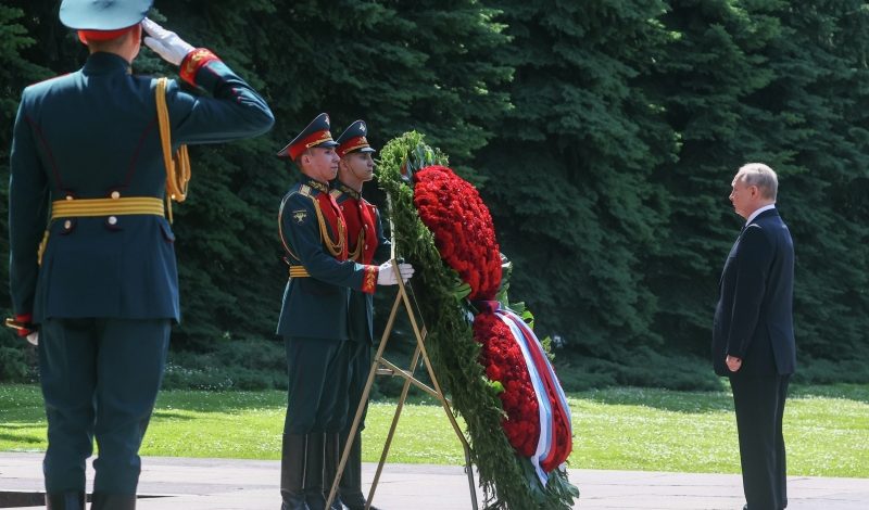 Президент России почтил память павших