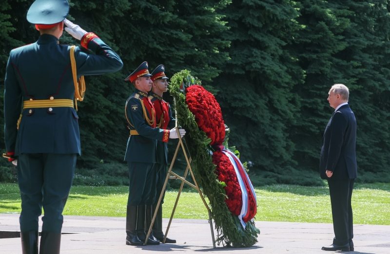 Президент России почтил память павших
